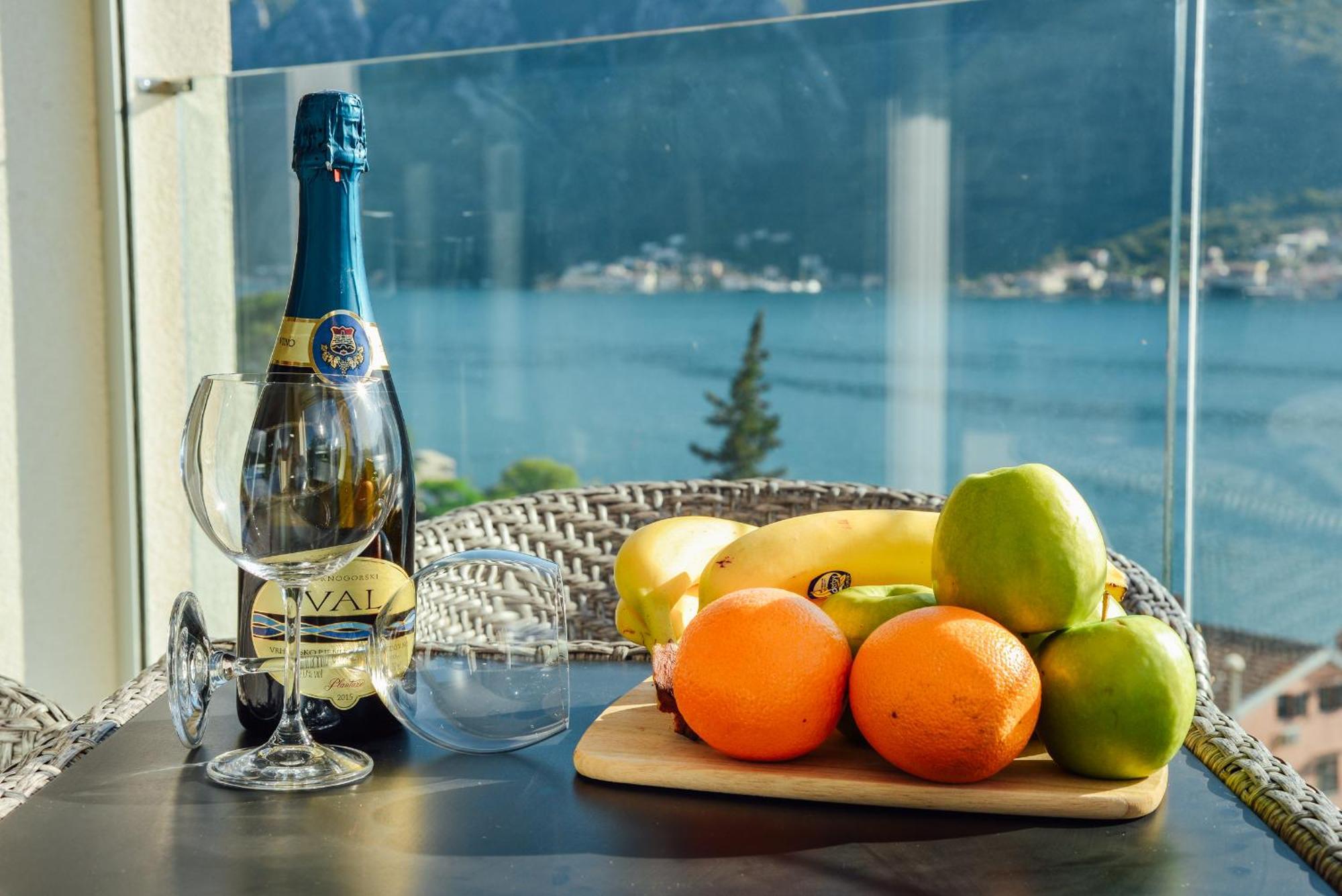 Sea View Apartment For 4 Kotor Exterior photo